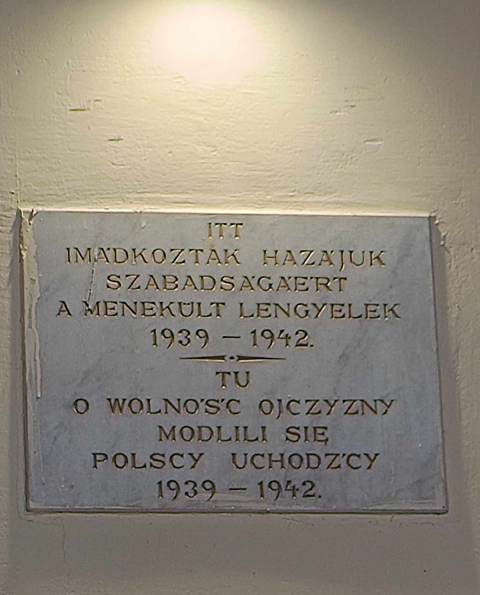 Fotografia przedstawiająca Plaque commemorating Polish refugees in the church in Mád