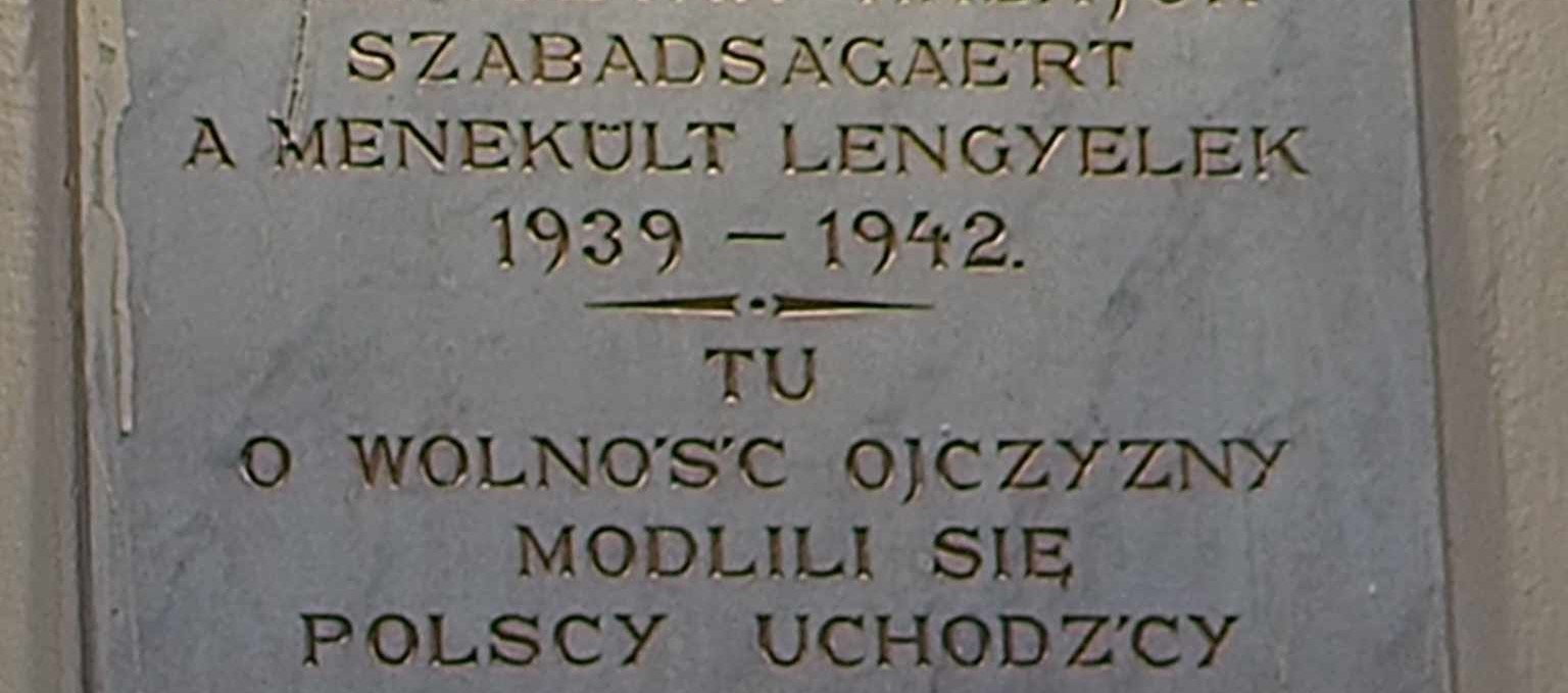 Fotografia przedstawiająca Plaque commemorating Polish refugees in the church in Mád