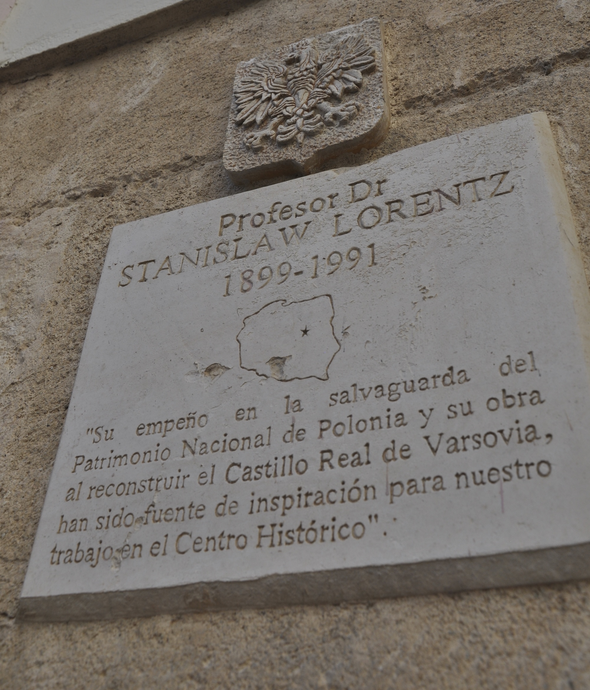 Photo showing Plaque commemorating Stanislaw Lorentz in Havana