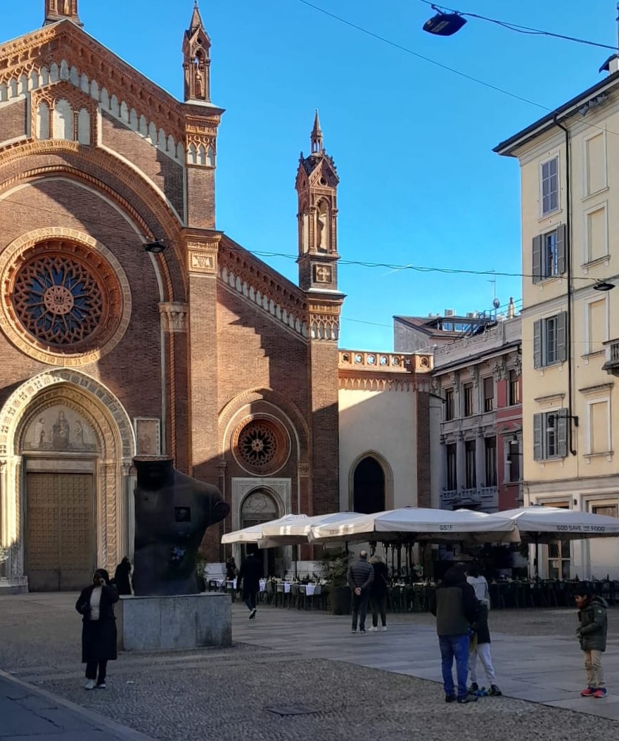 Fotografia przedstawiająca Rzeźba „Grande Toscano” Igora Mitoraja w Mediolanie