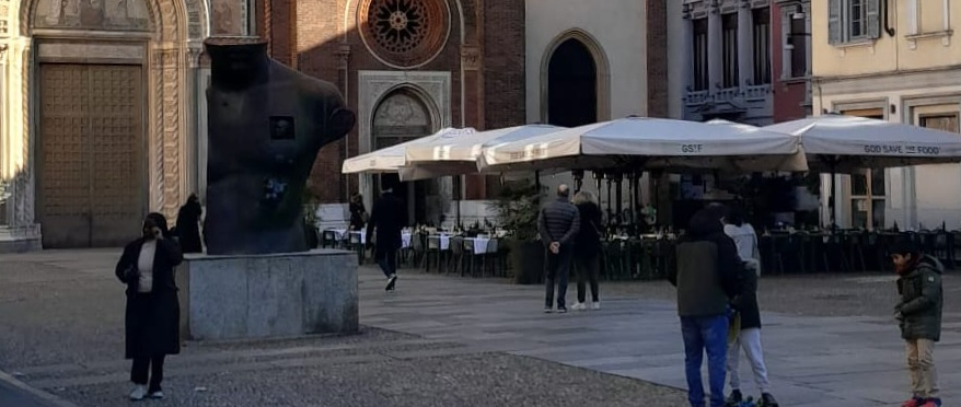 Fotografia przedstawiająca Rzeźba „Grande Toscano” Igora Mitoraja w Mediolanie