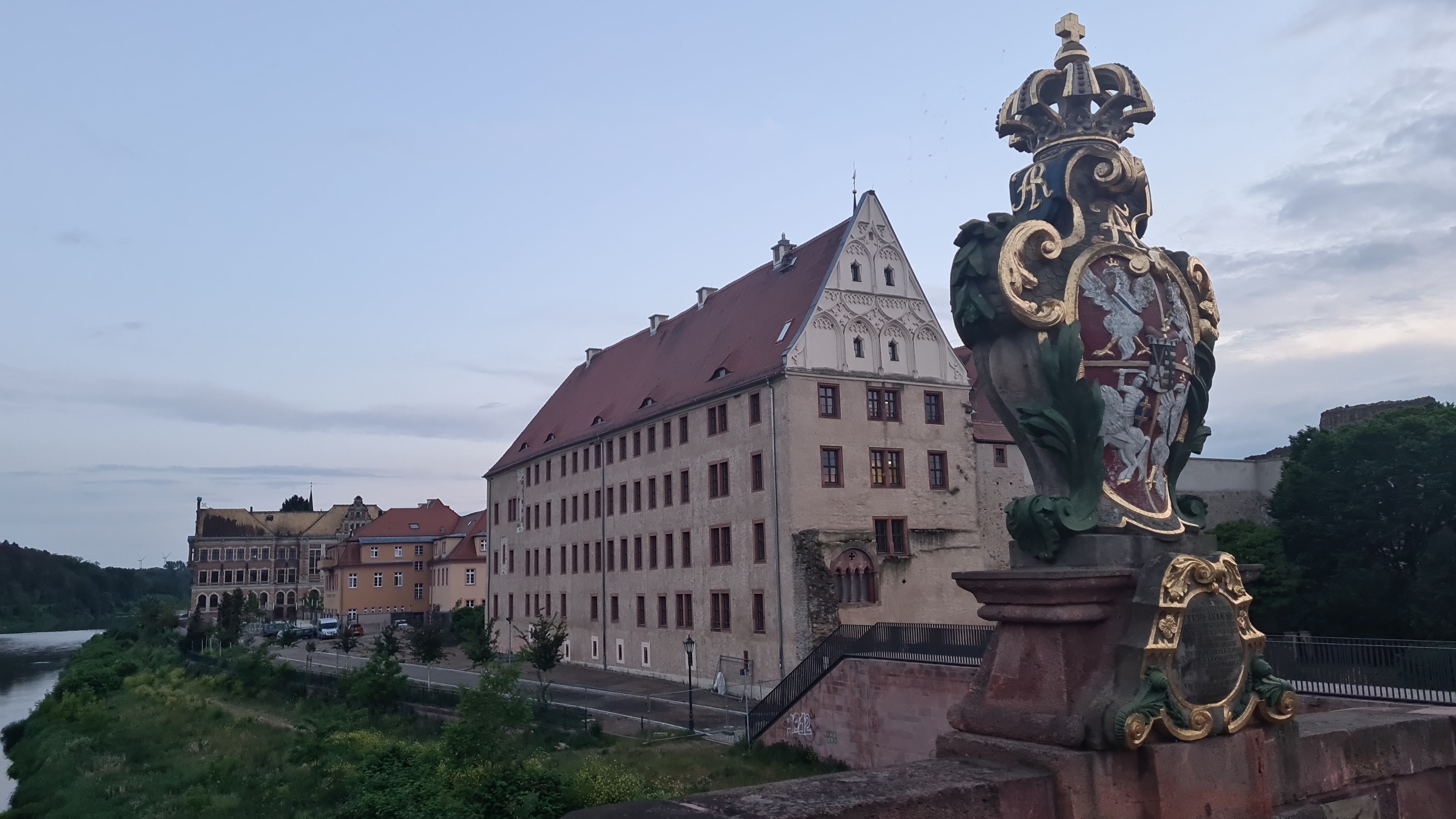 Fotografia przedstawiająca Herb Rzeczypospolitej Obojga Narodów na moście Pöppelmanna w Grimmie