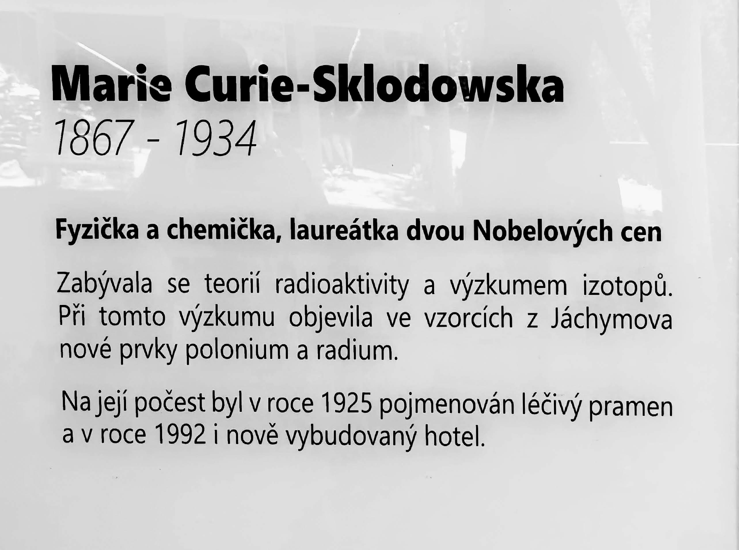 Fotografia przedstawiająca Tablica upamiętniająca Marię Skłodowską-Curie w Jachymowie