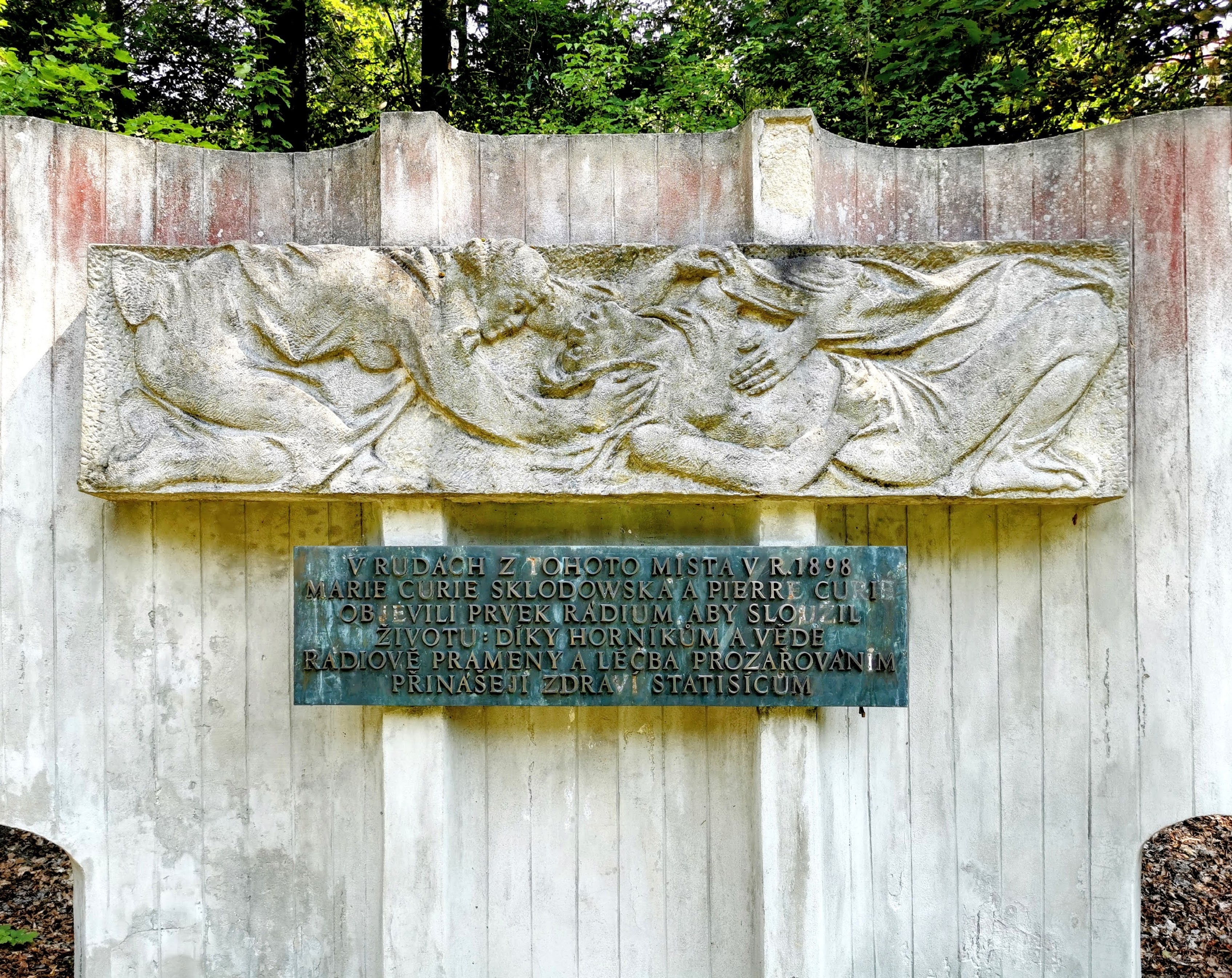 Fotografia przedstawiająca Monument to Marie Skłodowska-Curie and Pierre Curie in Yachymov