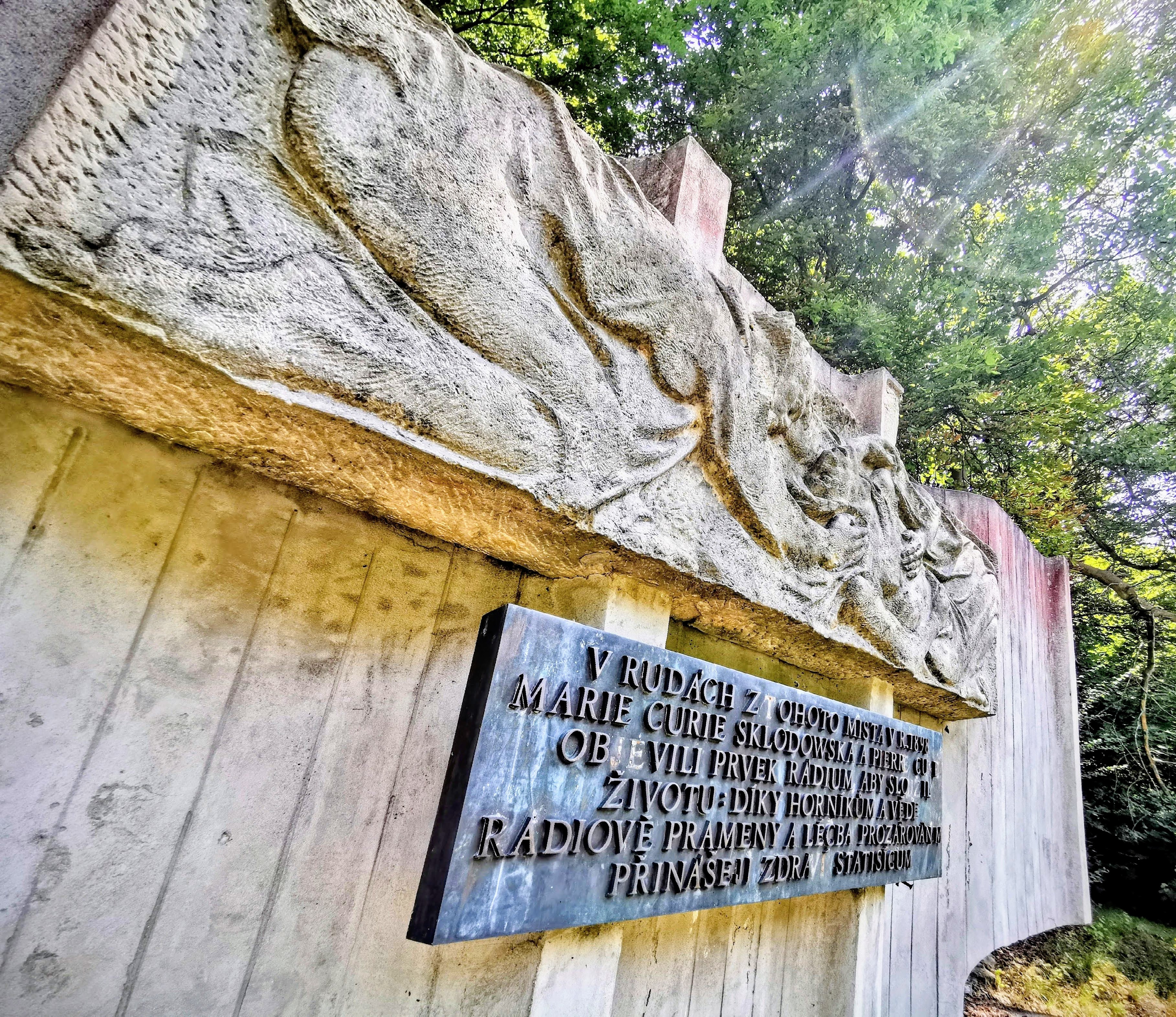 Photo montrant Monument à Marie Skłodowska-Curie et Pierre Curie à Yachymov