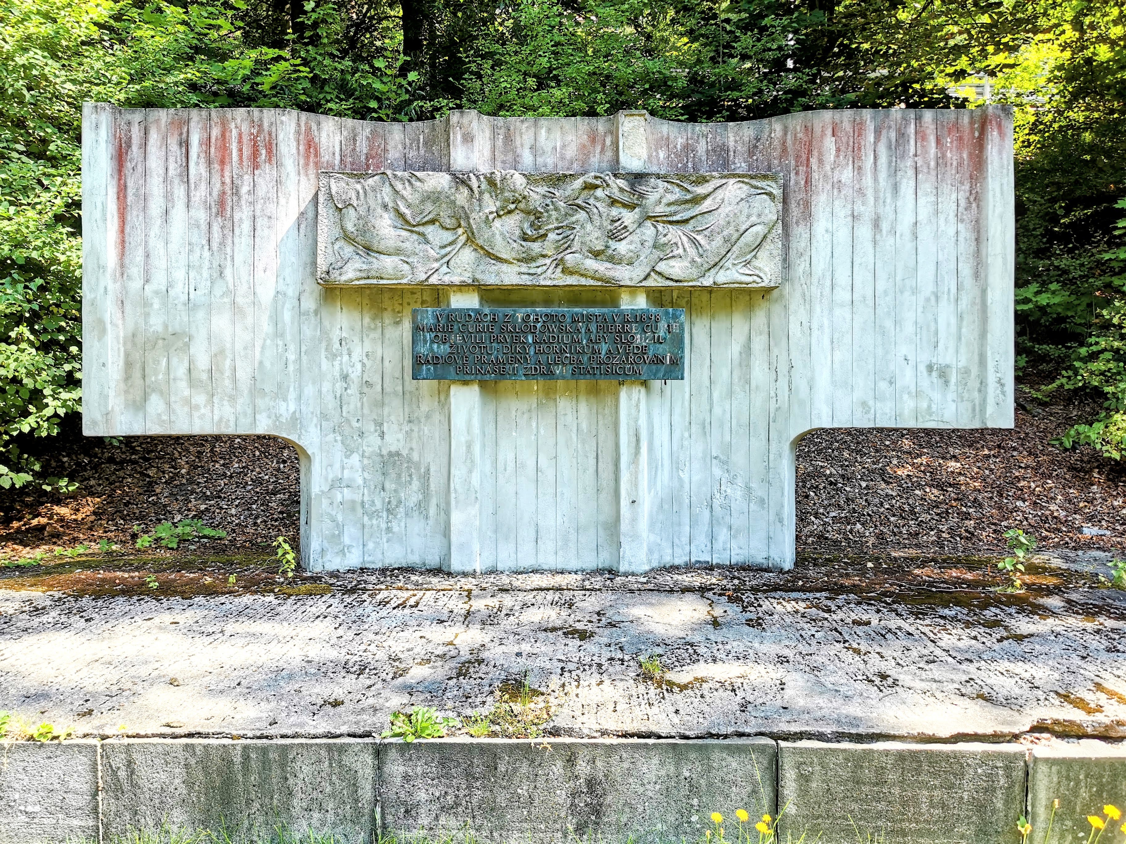 Fotografia przedstawiająca Monument to Marie Skłodowska-Curie and Pierre Curie in Yachymov