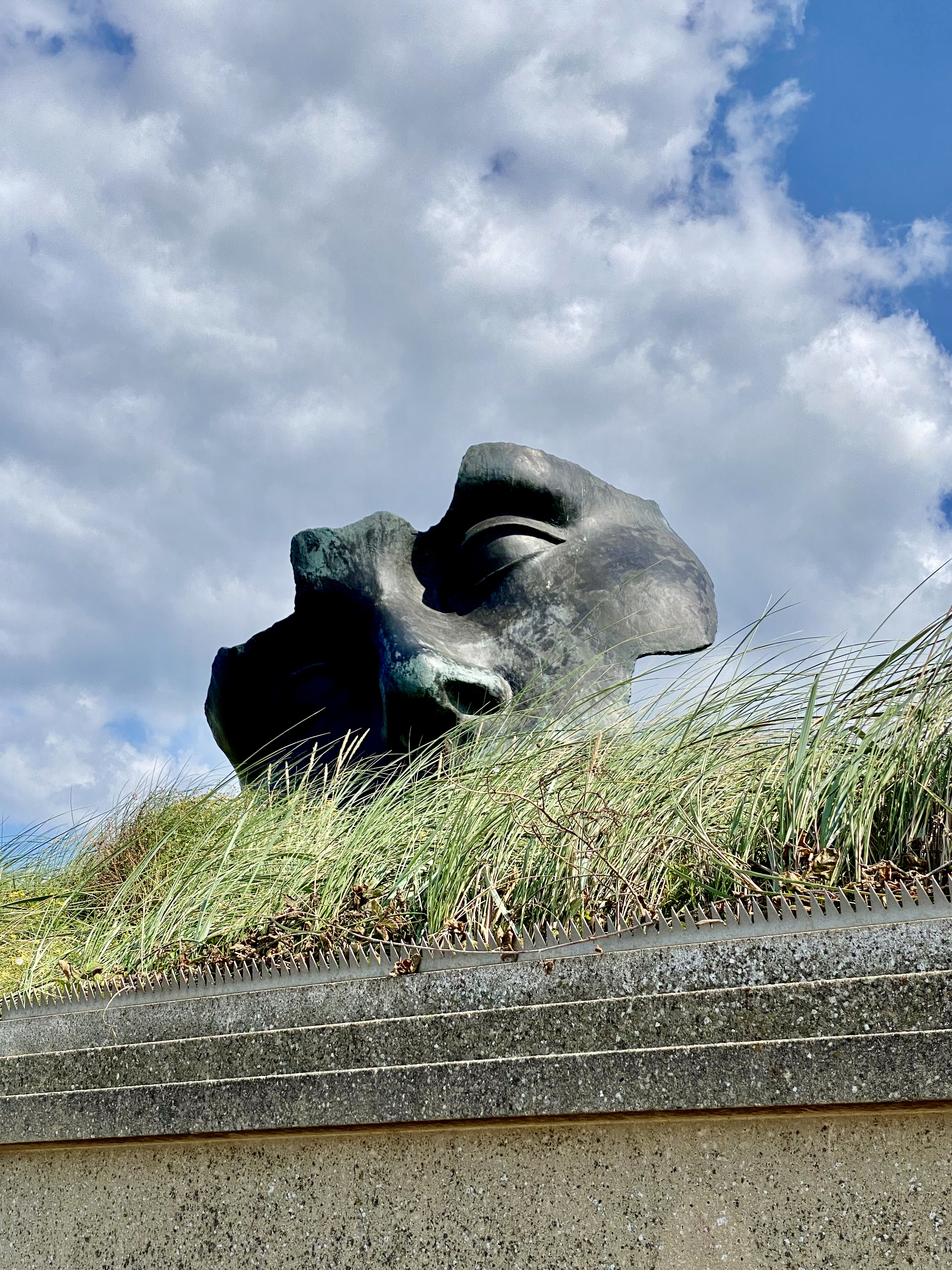 Fotografia przedstawiająca Igor Mitoraj\'s sculpture Light of the Moon in The Hague