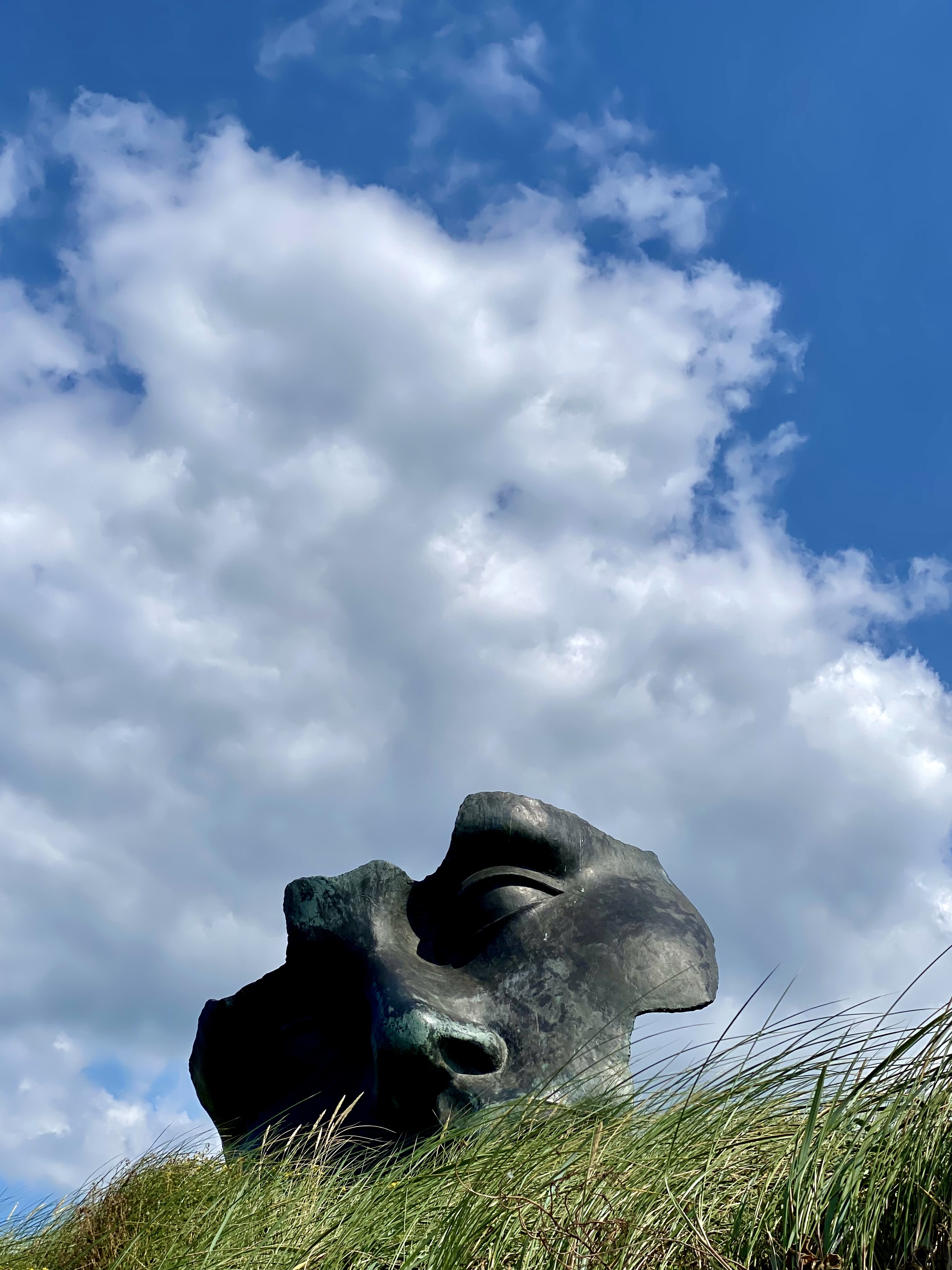 Fotografia przedstawiająca Igor Mitoraj\'s sculpture Light of the Moon in The Hague