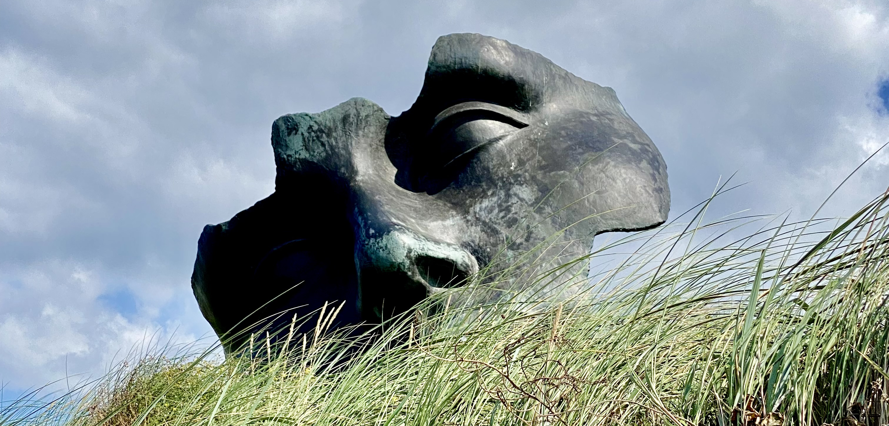 Fotografia przedstawiająca Igor Mitoraj\'s sculpture Light of the Moon in The Hague