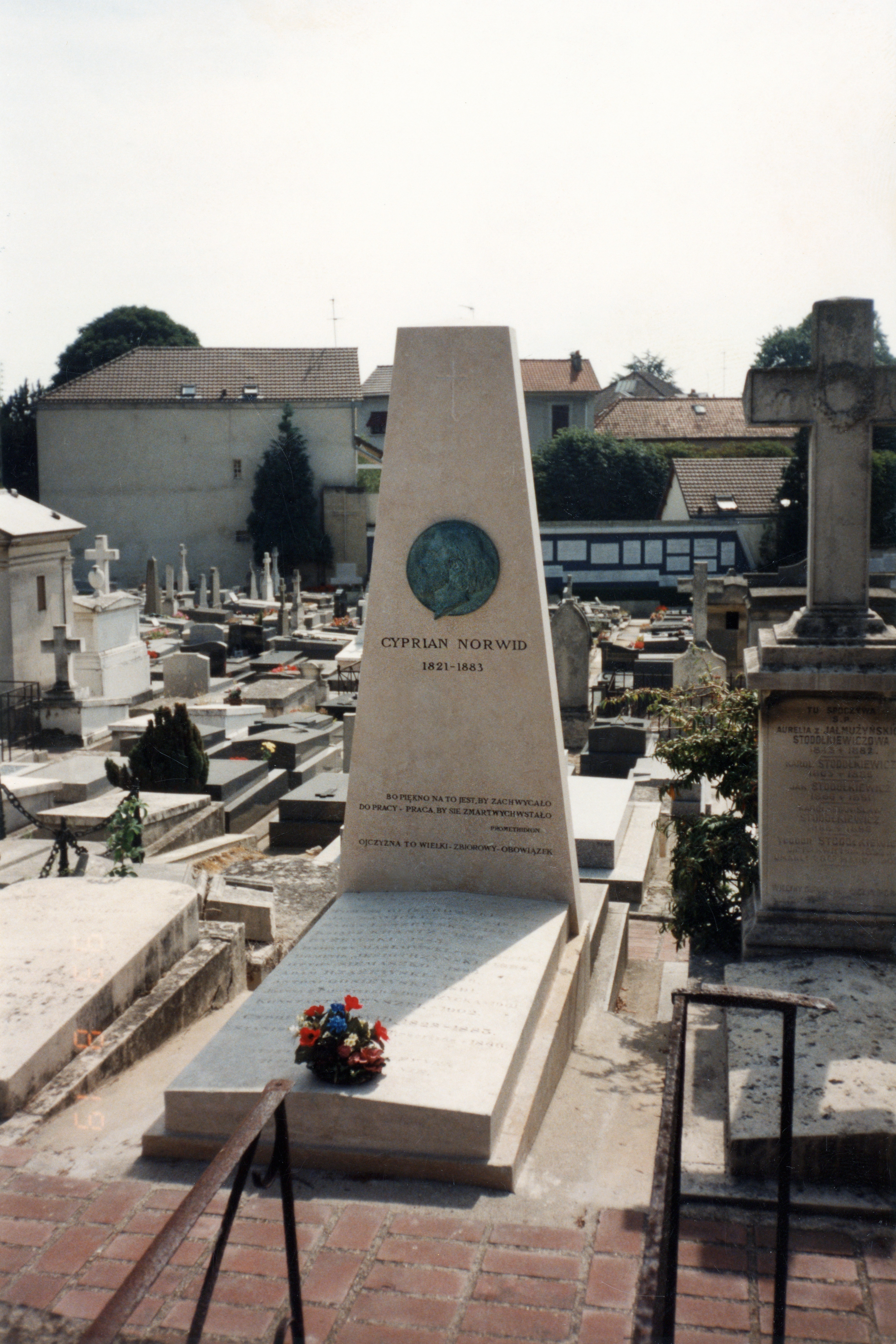 Photo montrant Pierre tombale de Cyprian Norwid au cimetière Montmorency