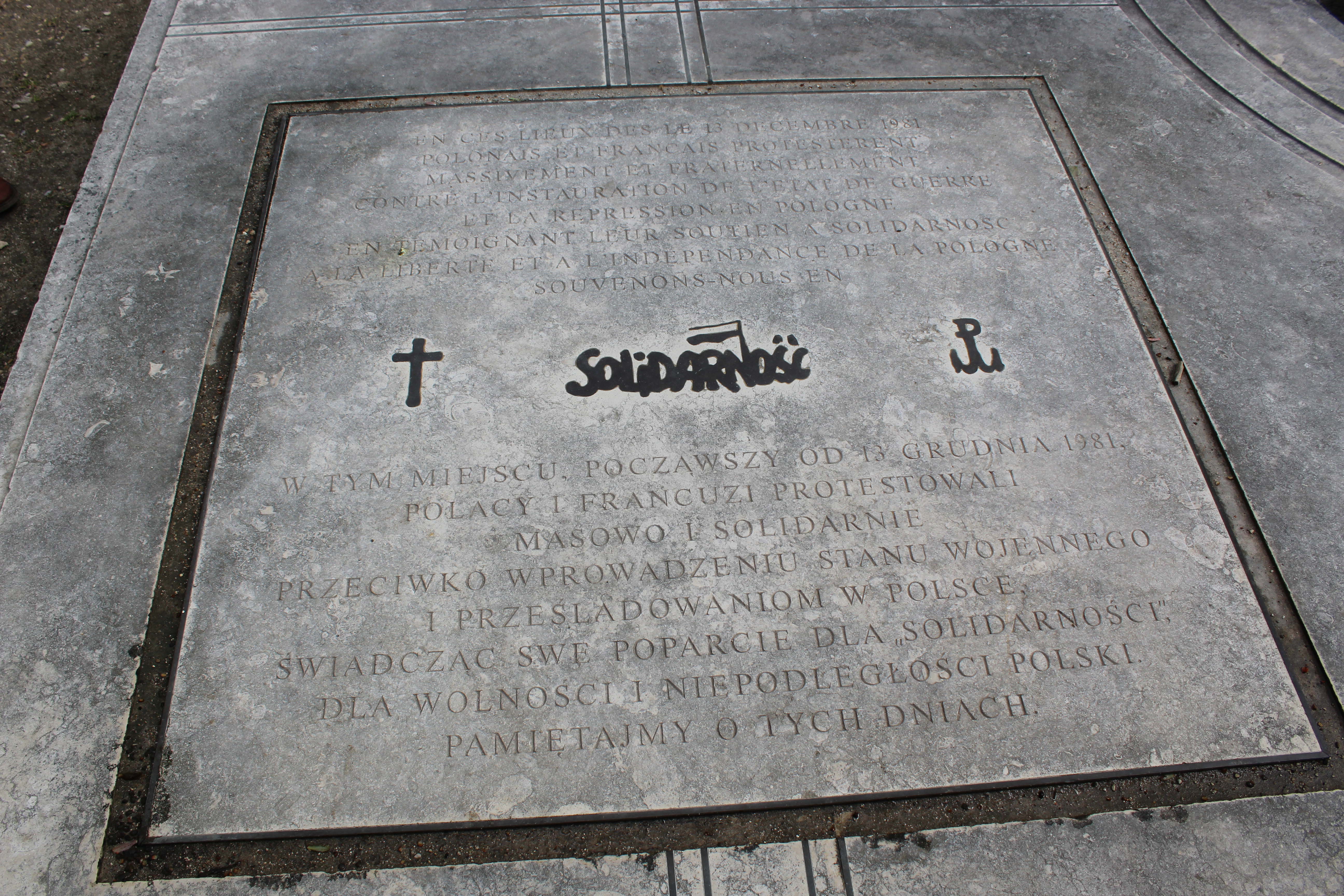 Fotografia przedstawiająca Solidarity commemorative plaque at the Place des Invalides in Paris