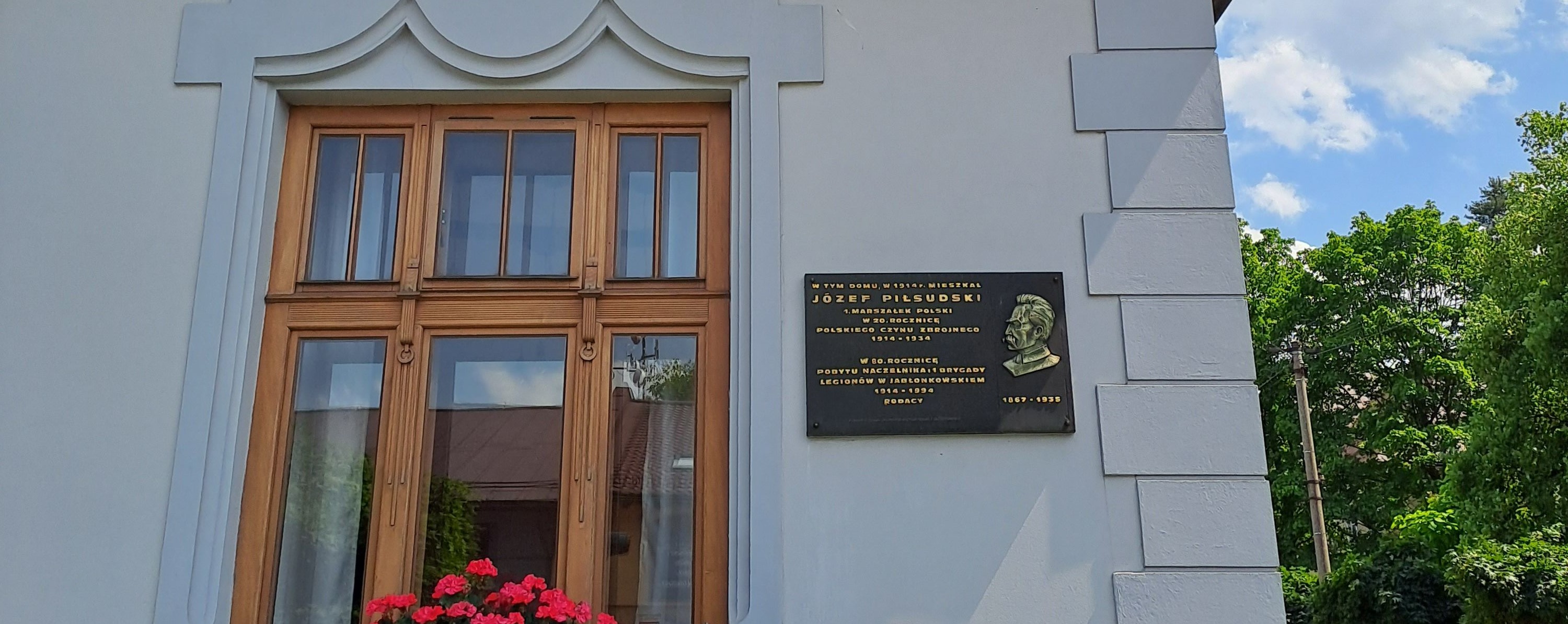 Fotografia przedstawiająca Plaque commemorating the stay of Jozef Pilsudski in Jablunkov