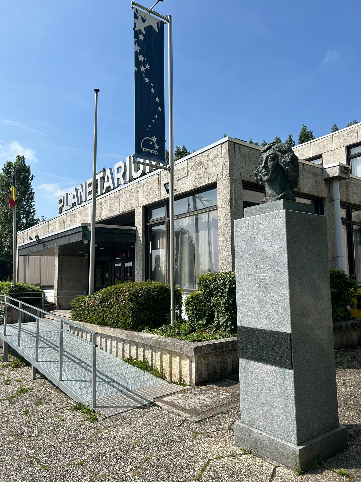 Fotografia przedstawiająca Popiersie Mikołaja Kopernika obok Planetarium w Brukseli