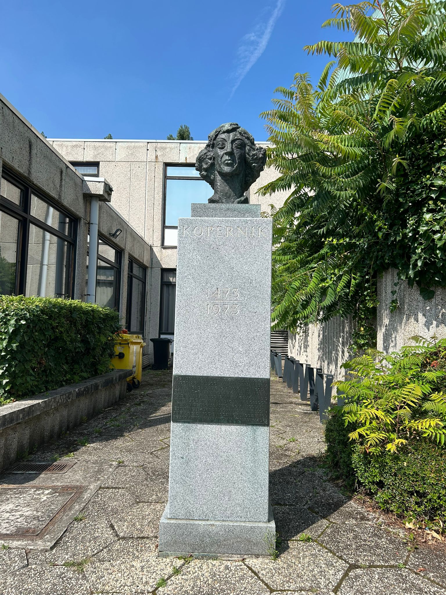 Fotografia przedstawiająca Bust of Nicolaus Copernicus next to the Planetarium in Brussels