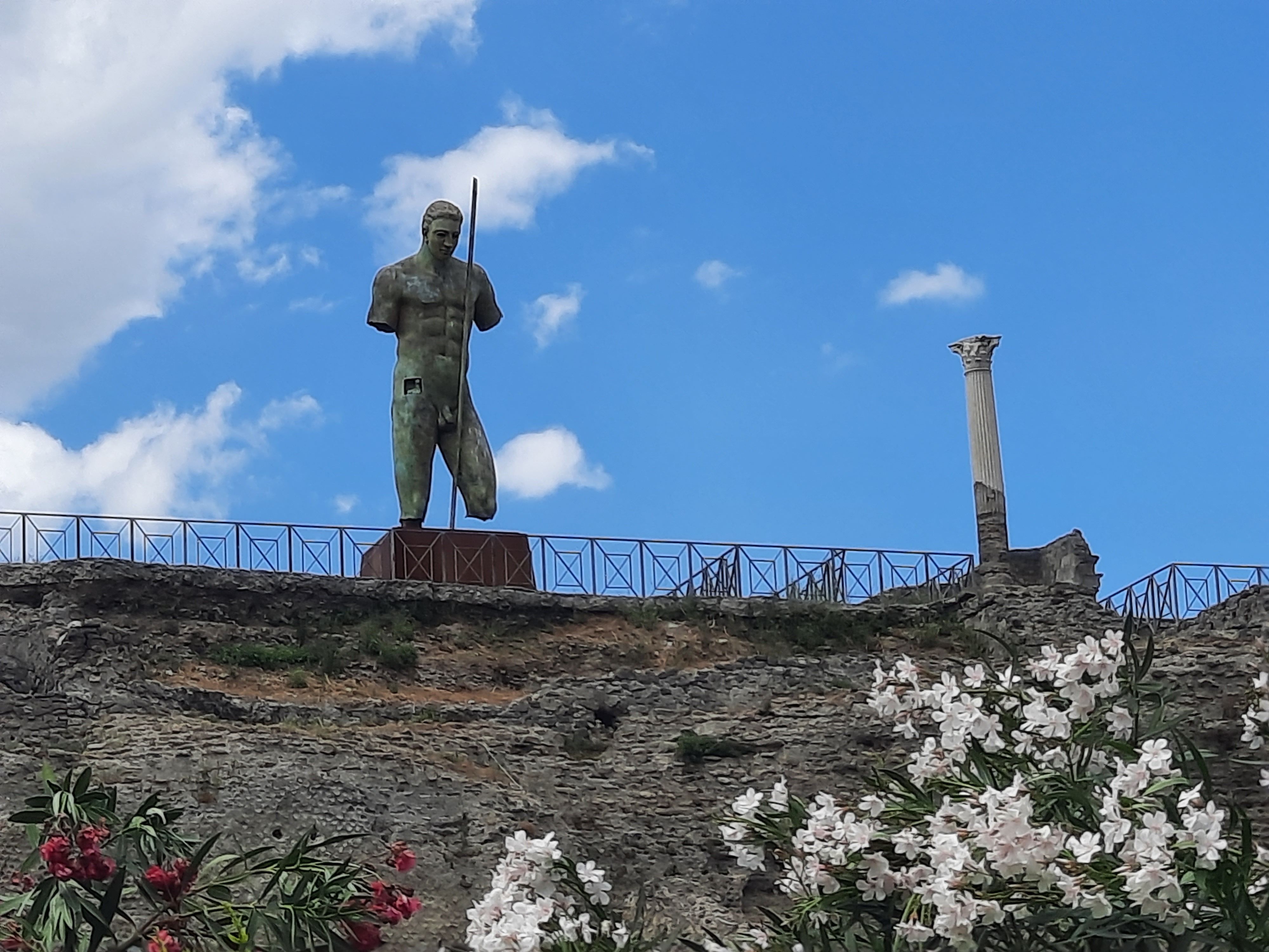 Fotografia przedstawiająca Rzeźba „Dedal” Igora Mitoraja w Pompejach