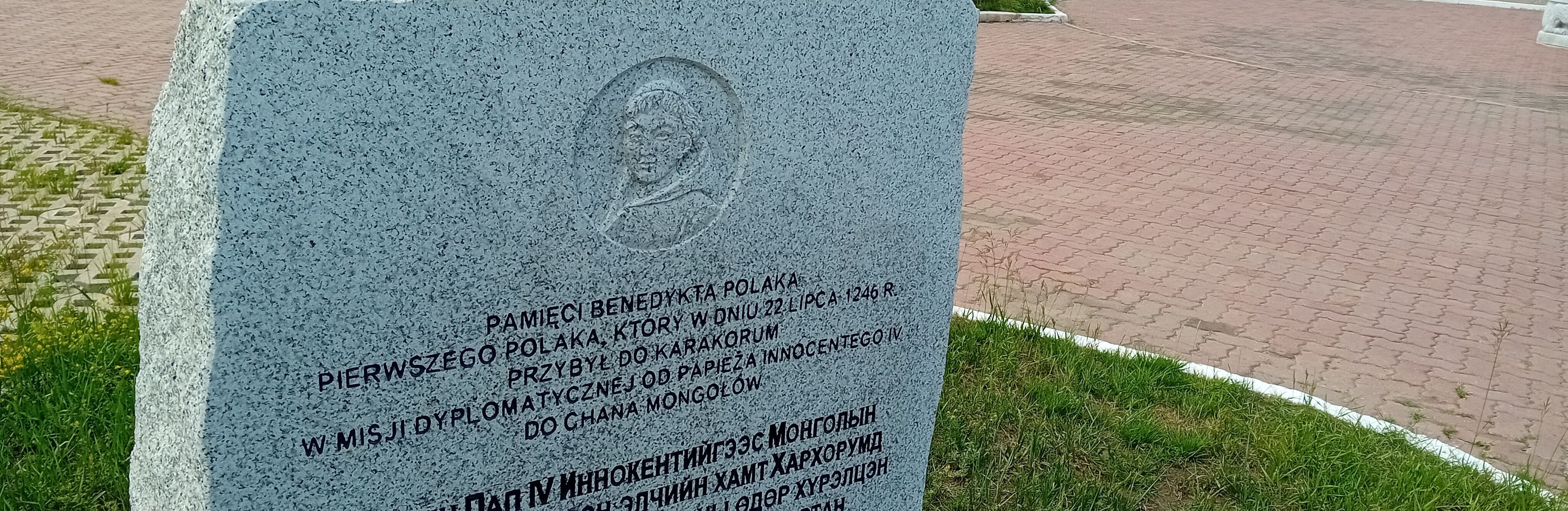 Fotografia przedstawiająca Stone dedicated to Benedict Pole in the Karakorum