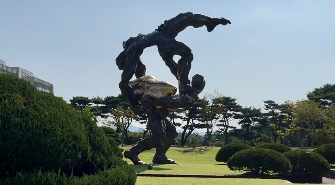 Photo showing Sculpture \"Hope\" by Tomasz Koclęga in Daejeon