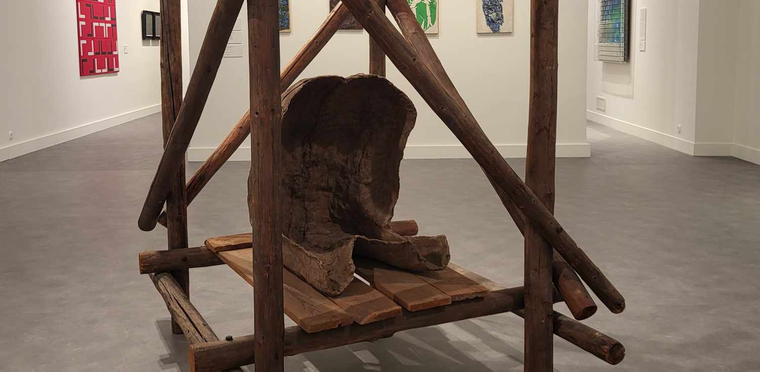 Fotografia przedstawiająca Sculpture \'Klatka\' by Magdalena Abakanowicz at the Hungarian National Gallery in Budapest