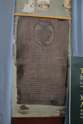 Polskie epitafium sióstr Jeleńskich z 1758 roku w cerkwi św. Trójcy w Wilnie, z herbem i wyrytym tekstem na kamiennej tablicy.