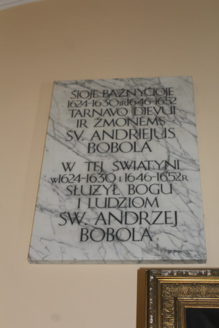 Marmurowa tablica upamiętniająca św. Andrzeja Bobolę w kościele św. Kazimierza w Wilnie, z napisami w języku litewskim i polskim opisującymi jego służbę w latach 1624-1630 i 1646-1652.