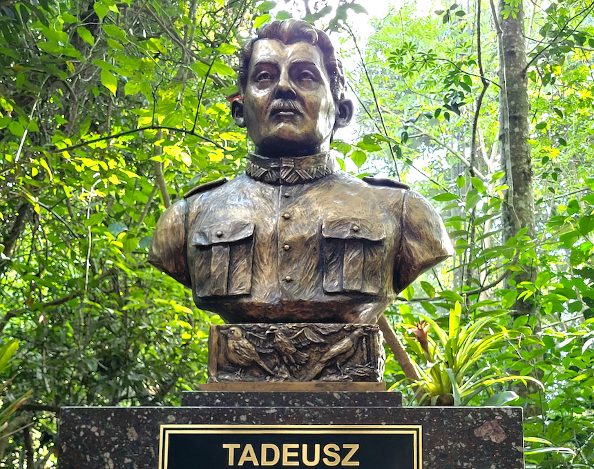 Fotografia przedstawiająca Popiersie Tadeusza Chrostowskiego w Foz do Iguaçu