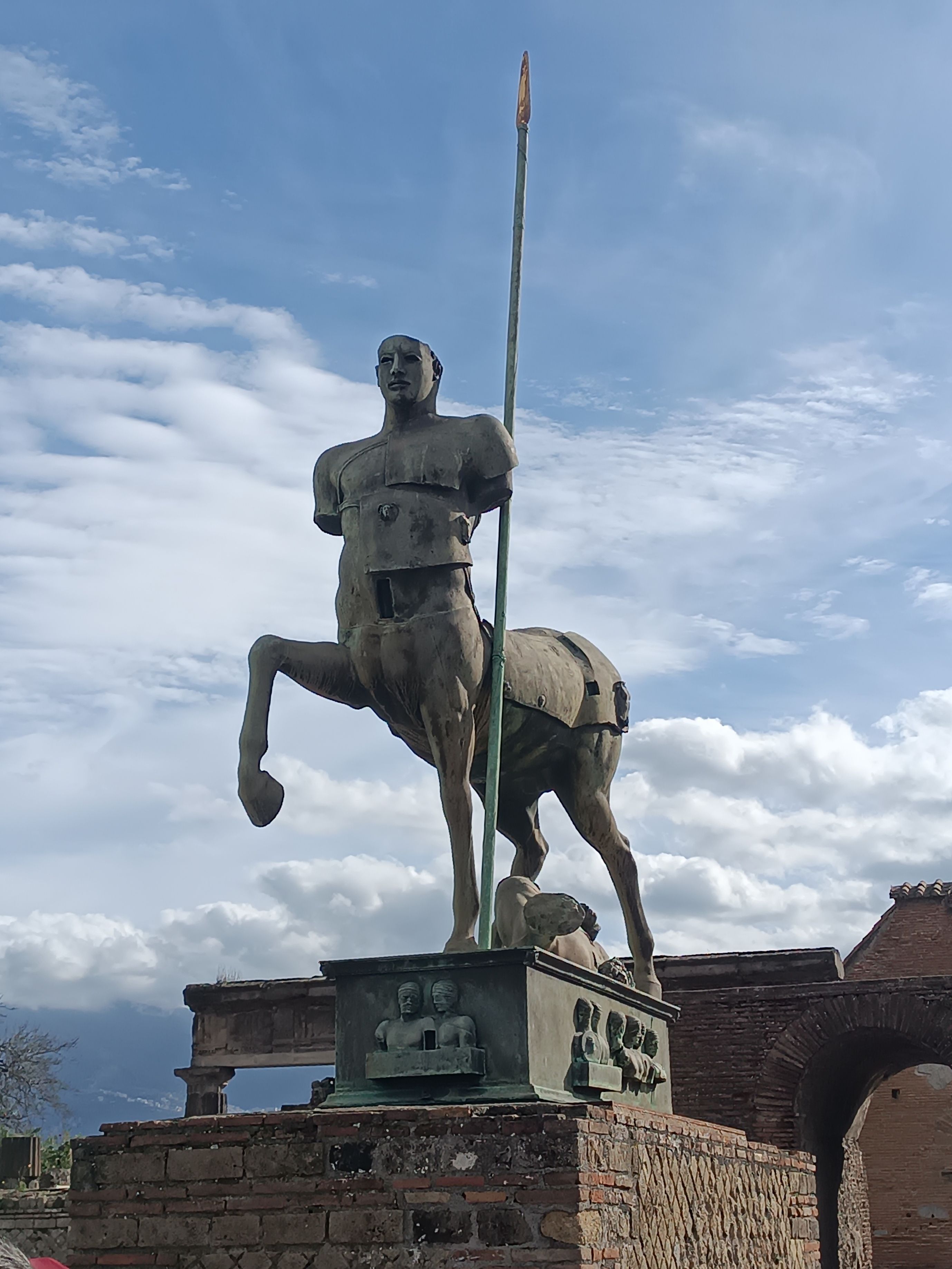 Fotografia przedstawiająca Rzeźba „Centauro” Igora Mitoraja w Pompejach