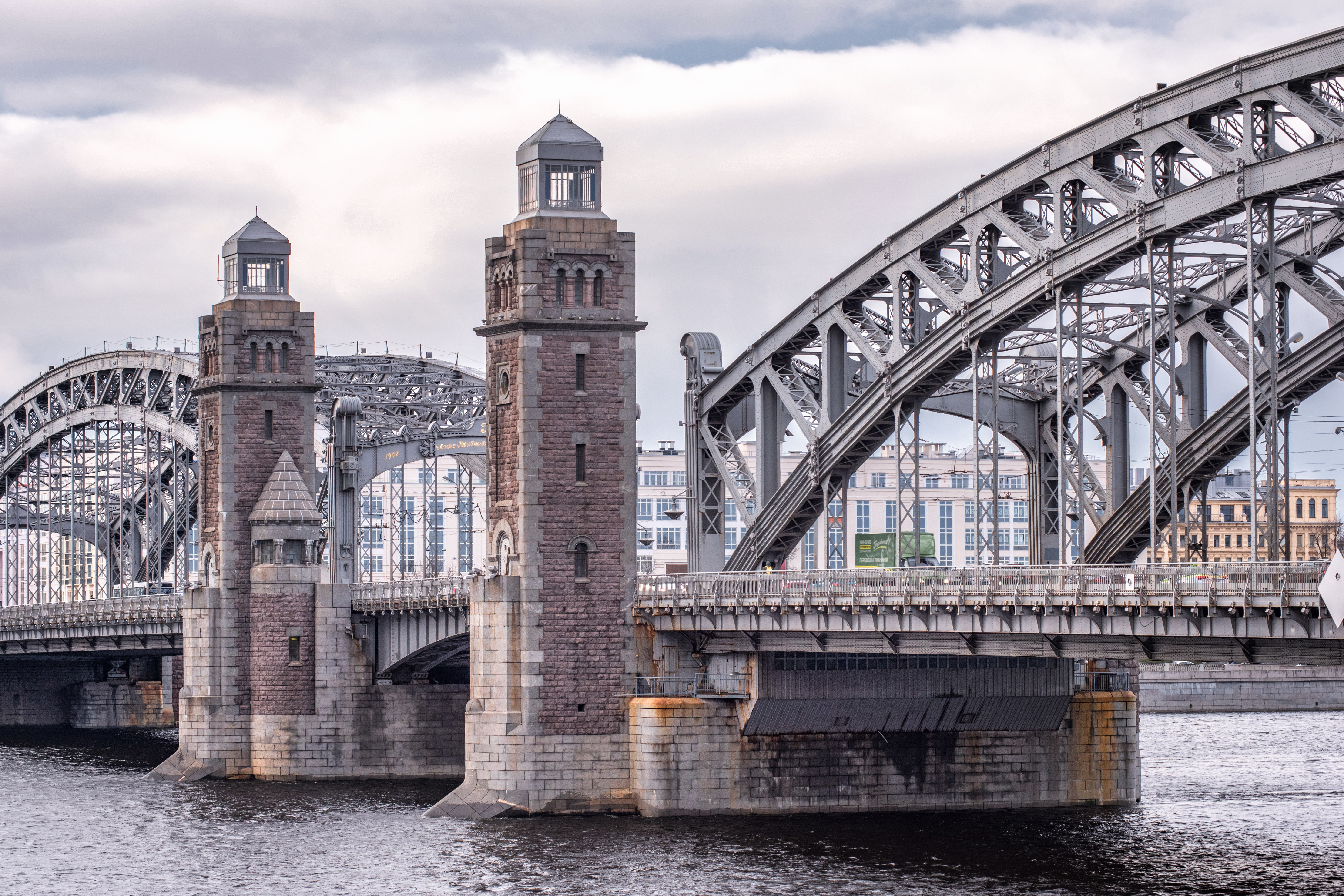 Fotografia przedstawiająca Bolshochtinsky Bridge in St. Petersburg