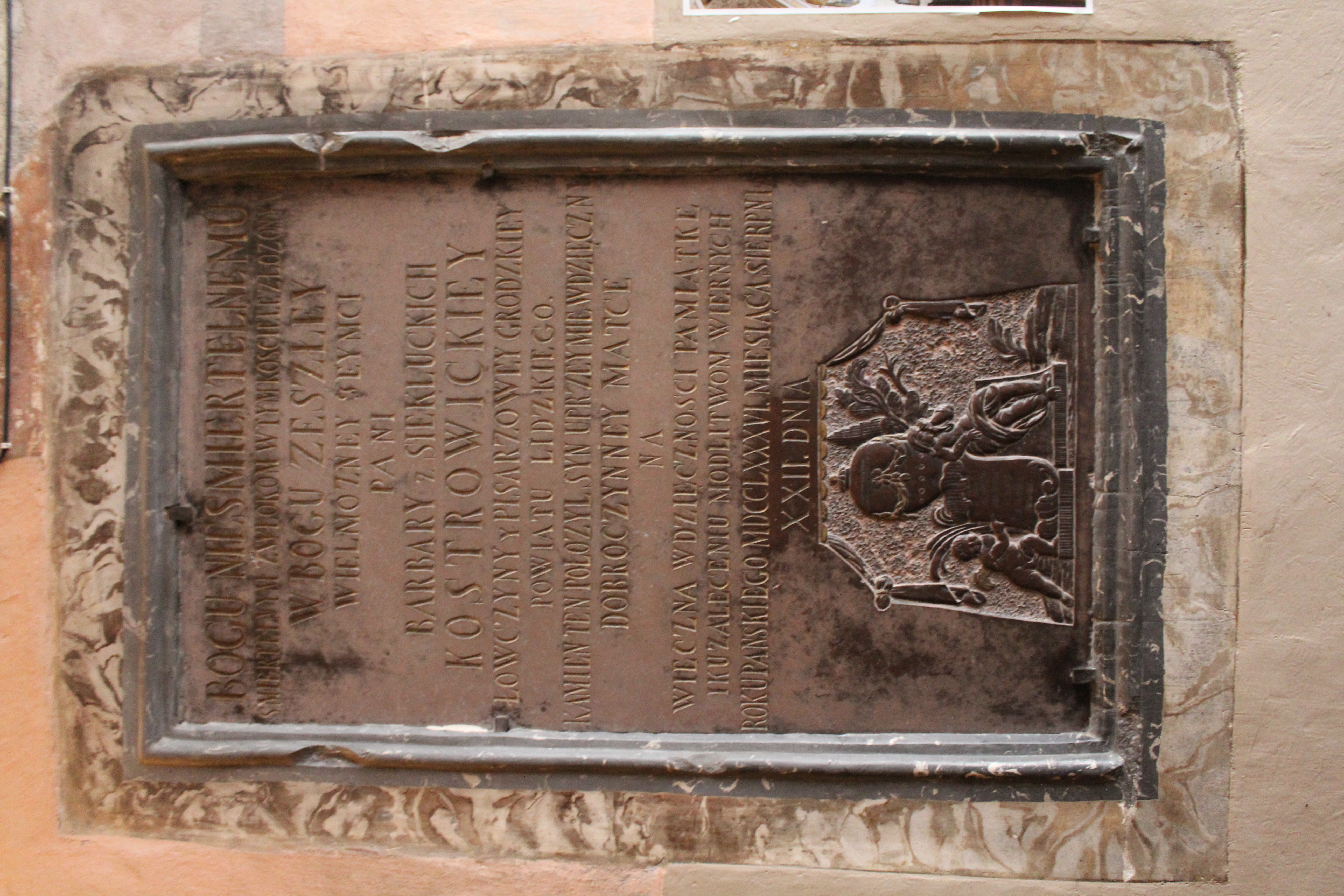 Photo montrant Epitaphe de Barbara Kostrovicka dans l\'église du Saint-Esprit à Vilnius