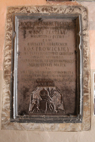 Epitafium Barbary Kostrowickiej w kościele Świętego Ducha w Wilnie, z wyrytym tekstem i elementami dekoracyjnymi.