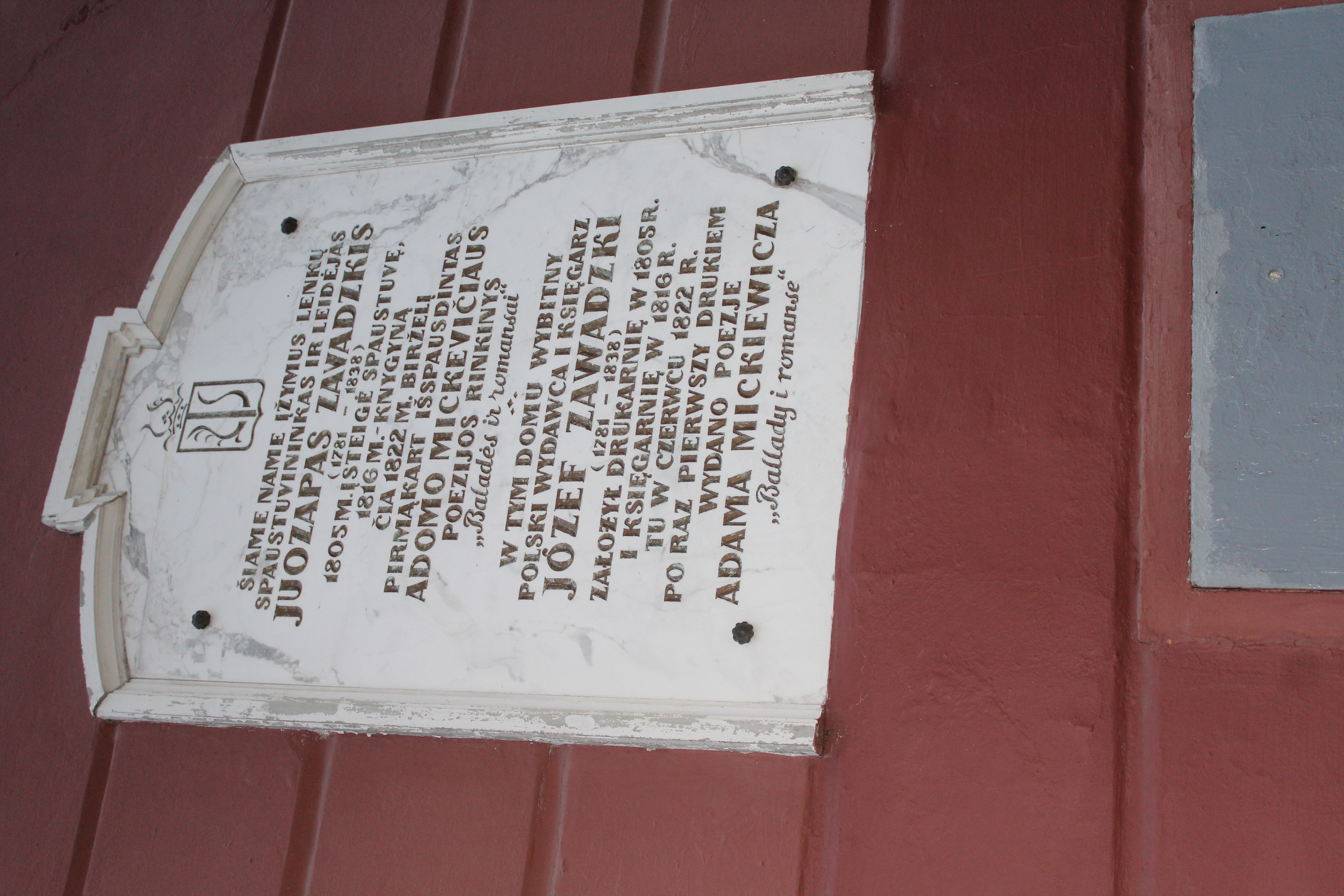 Fotografia przedstawiająca Plaque commemorating the publication of \"Ballads and Romances\" by Adam Mickiewicz