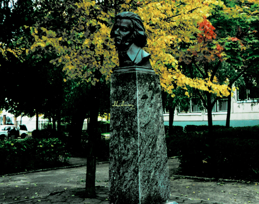 Photo showing Adam Mickiewicz monument in Lida
