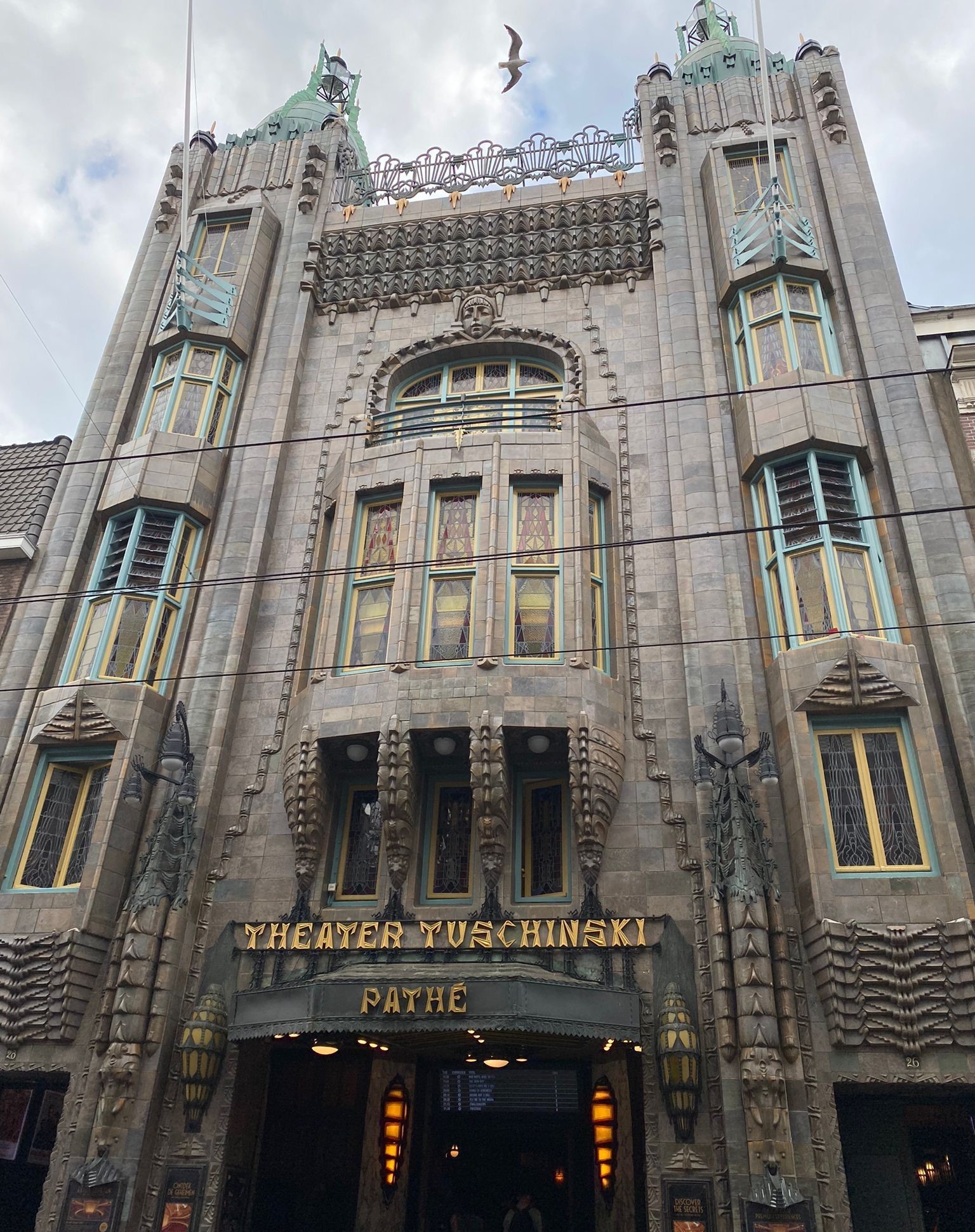 Fotografia przedstawiająca Theater Tuschinski in Amsterdam