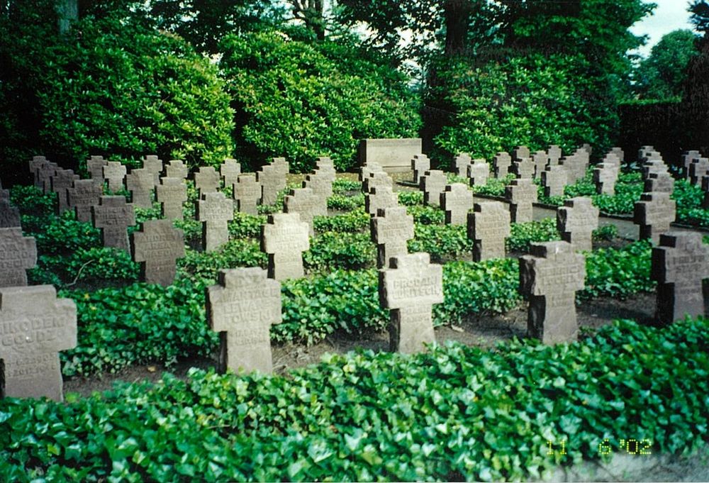 Fotografia przedstawiająca Groby żołnierzy 1. Dywizji Pancernej w kwaterze wojennej