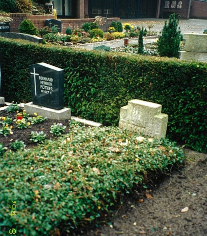 Grób ułana Jana Hirsza z 1. Dywizji Pancernej na cmentarzu katolickim w Geeste. Nagrobek z czarnego granitu ma formę otwartej księgi z imieniem, stopniem wojskowym, datami urodzenia i śmierci oraz nazwą oddziału.