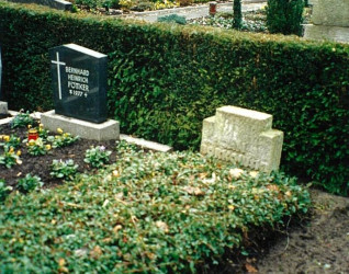 Grób ułana Jana Hirsza z 1. Dywizji Pancernej na cmentarzu katolickim w Geeste. Nagrobek z czarnego granitu ma formę otwartej księgi z imieniem, stopniem wojskowym, datami urodzenia i śmierci oraz nazwą oddziału.