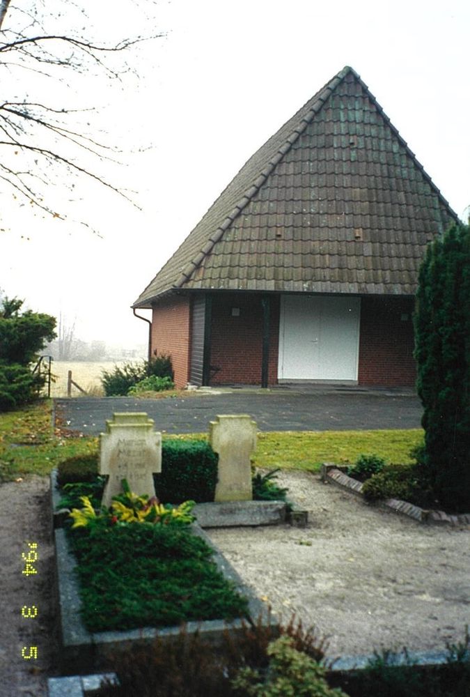 Photo montrant Groby żołnierzy 1 Dywizji Pancernej na cmentarzu leśnym