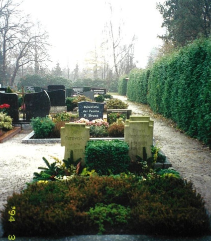 Trzy groby żołnierzy 1. Dywizji Pancernej na cmentarzu w Idafehn-Nord, oznaczone identycznymi krzyżami z imionami, stopniami, datami urodzenia i śmierci oraz odznaką formacji.