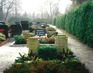 Trzy groby żołnierzy 1. Dywizji Pancernej na cmentarzu w Idafehn-Nord, oznaczone identycznymi krzyżami z imionami, stopniami, datami urodzenia i śmierci oraz odznaką formacji.