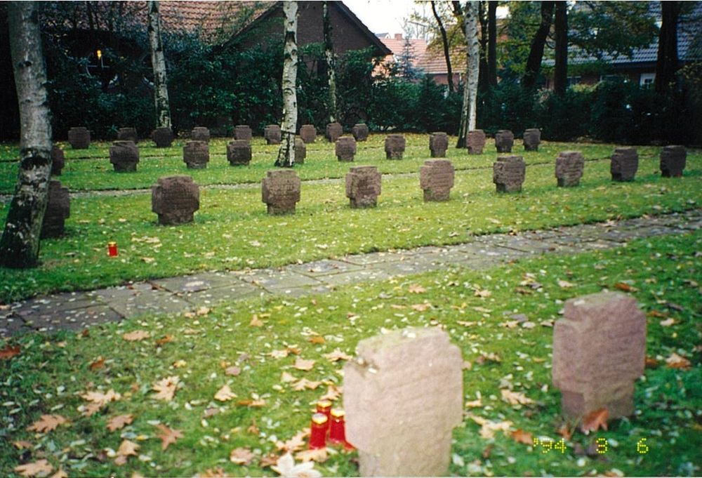 Fotografia przedstawiająca Grave of a soldier of the 1st Armoured Division in the new cemetery