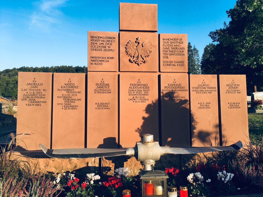 Fotografia przedstawiająca Grób polskich lotników zestrzelonych 24/25 kwietnia 1944 r.