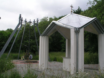 Pomnik w Solanowatce ku czci ofiar NKWD. Przedstawia postać w agonii na betonowej płycie, otoczoną siedmioma pochylonymi krzyżami z koroną cierniową. Obok stoi mała biała kapliczka.