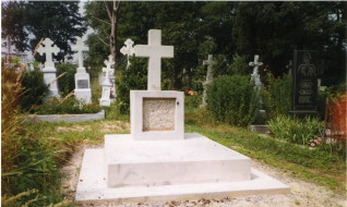 Grób siedmiu nieznanych polskich policjantów rozstrzelanych przez radzieckiego czołgistę 20 września 1939 r. Mogiła ma kształt niskiego sarkofagu z betonowym krzyżem na kwadratowym cokole, z inskrypcją upamiętniającą ich pamięć.