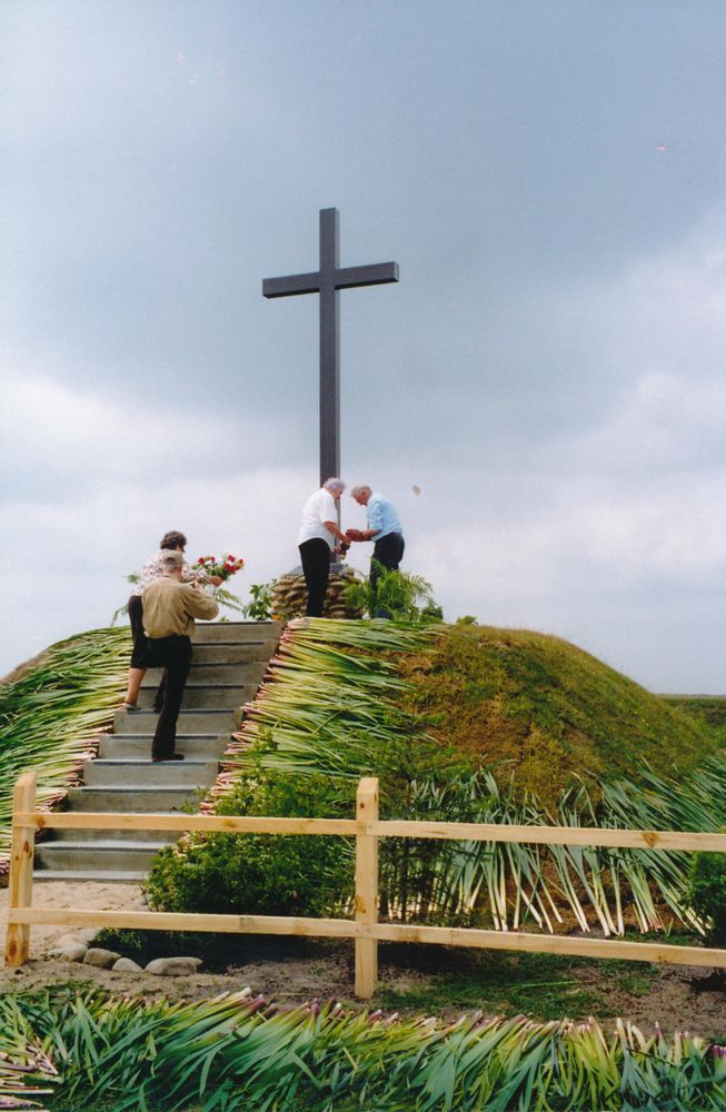 Fotografia przedstawiająca Symboliczny grób żołnierzy 27. Wołyńskiej Dywizji Piechoty Armii Krajowej poległych w 1944 r. podczas przeprawy przez rzekę