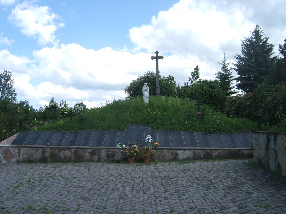 Fotografia przedstawiająca Kurhan ku czci ofiar NKWD