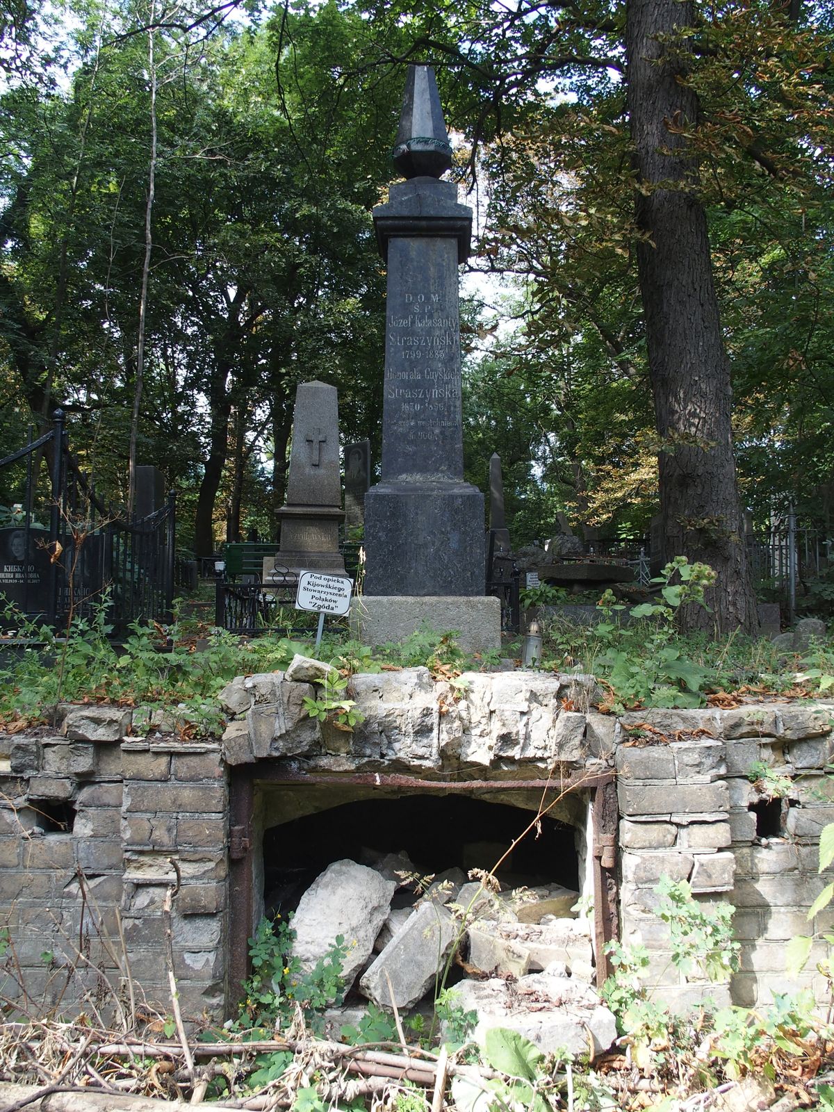 Tomb of the Strashinsky and Romishovsky family, Baikhov cemetery in Kiev, as of 2021.