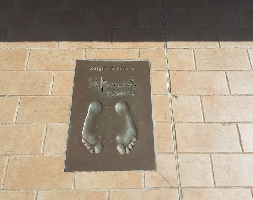 Fotografia przedstawiająca Odcisk stóp Zbigniewa Bońka na Promenadzie Mistrzów w Monako