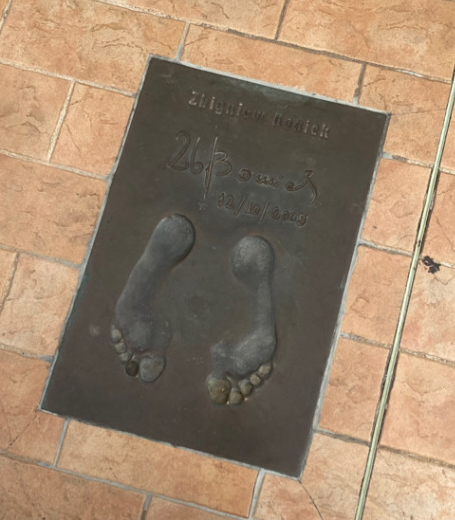 Fotografia przedstawiająca Zbigniew Boniek\'s footprint on the Promenade des Champions in Monaco