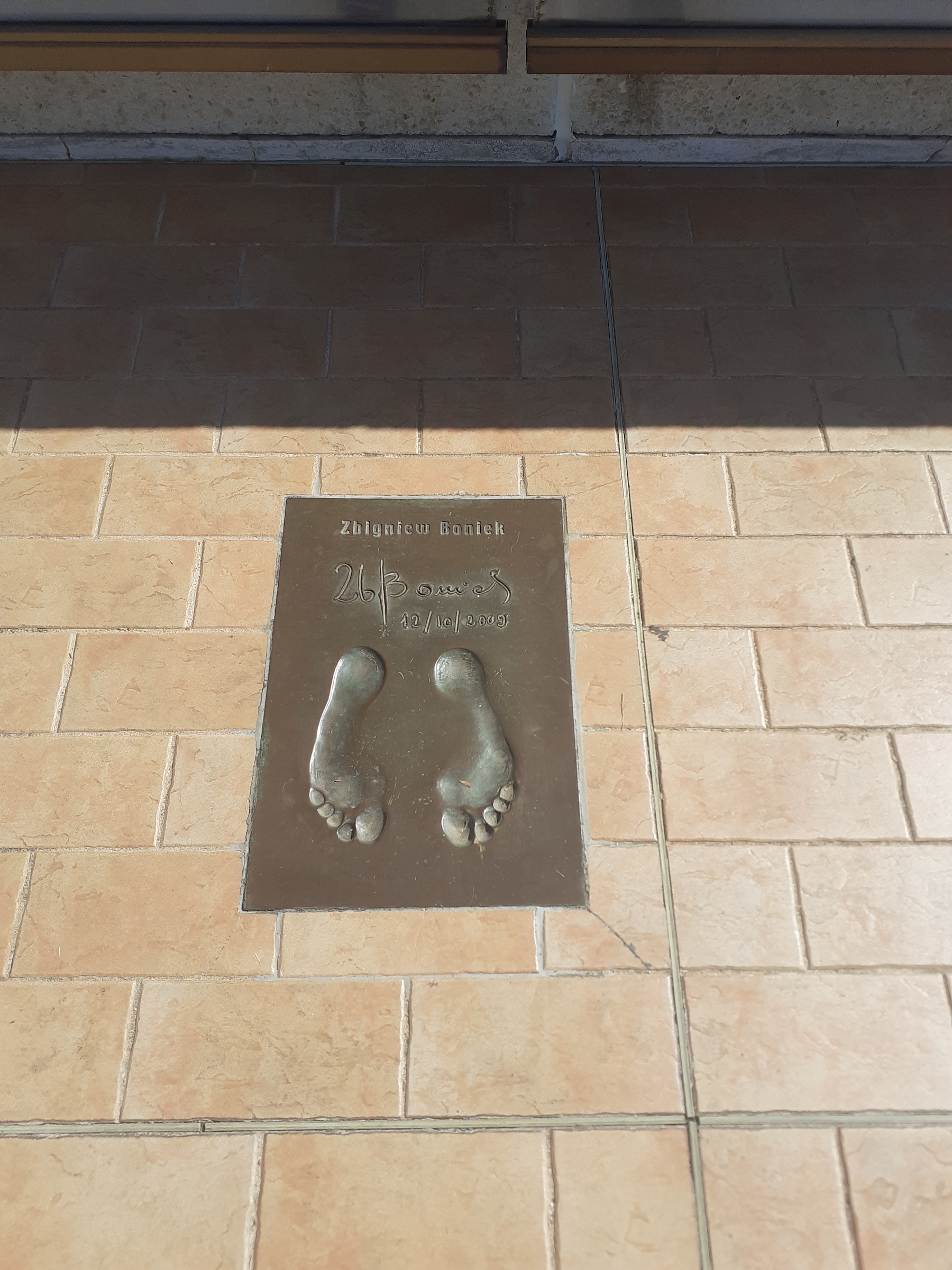 Fotografia przedstawiająca Odcisk stóp Zbigniewa Bońka na Promenadzie Mistrzów w Monako