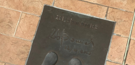 Fotografia przedstawiająca Zbigniew Boniek\'s footprint on the Promenade des Champions in Monaco