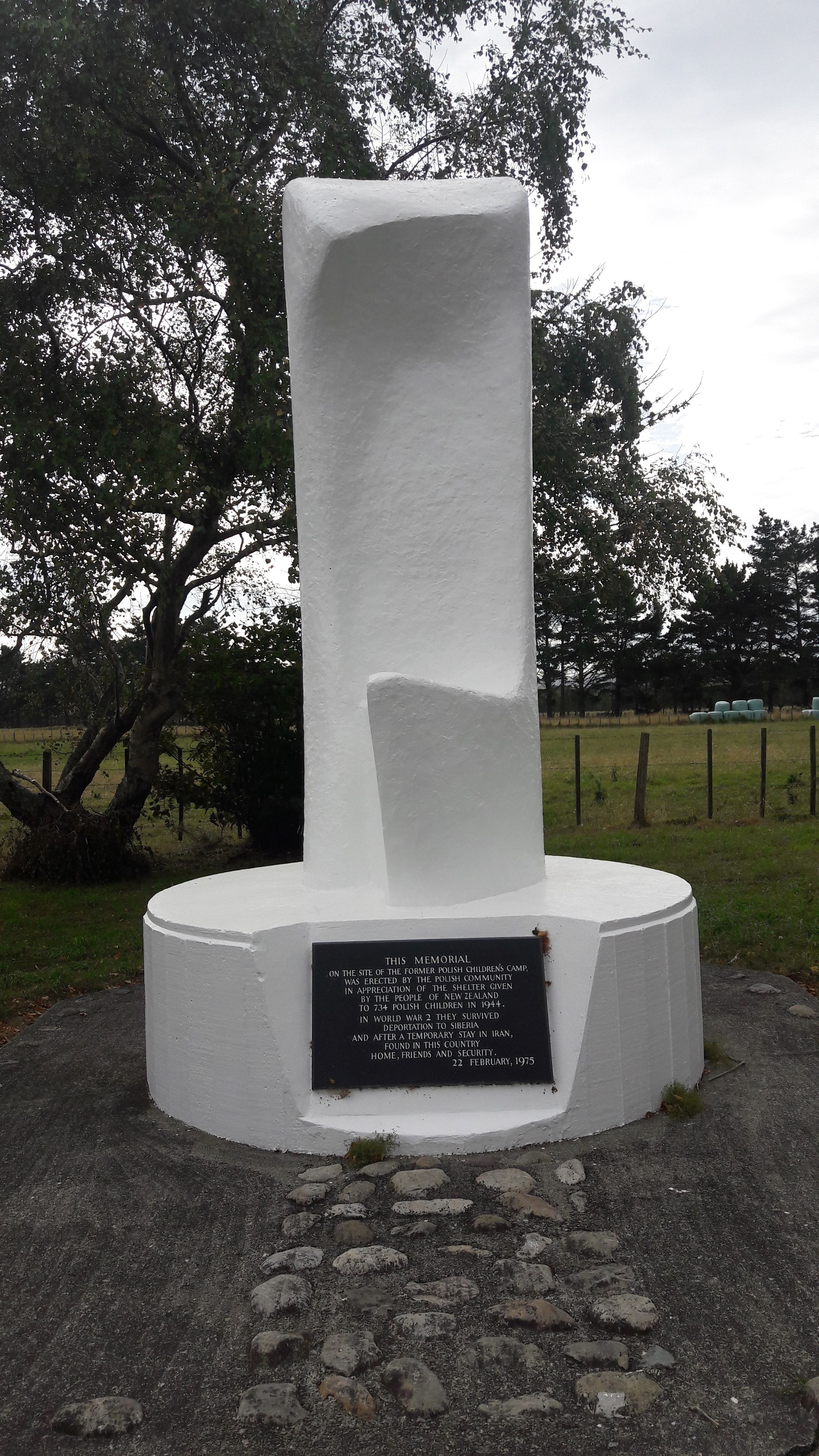 Fotografia przedstawiająca Memorial to the campus for Polish children and their carers in Pahiatua